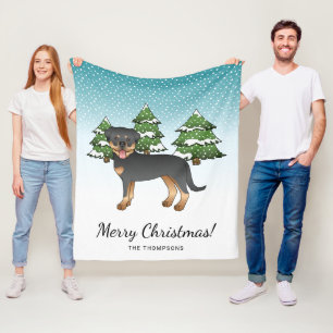 Schwarzer und Tan Rottweiler Hund in einem Winterw Fleecedecke