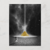 Schwarzer und weißer Astronaut und Goldene Pyramid