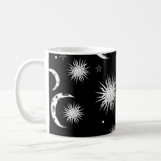 Schwarzer und weißer Whimsischer Sonnenmond und -s Kaffeetasse (Links)