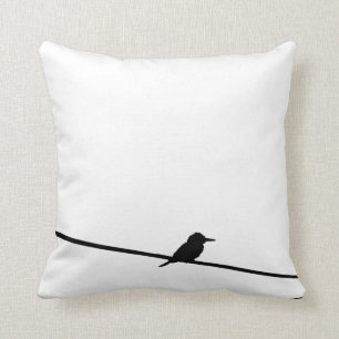 Schwarzer Vogel auf einem Draht Kissen