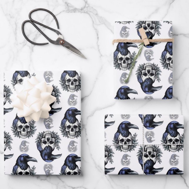 Schwarzer Vogel auf einem Skull-Goth-Muster Geschenkpapier Set (Von Creator hochgeladen)