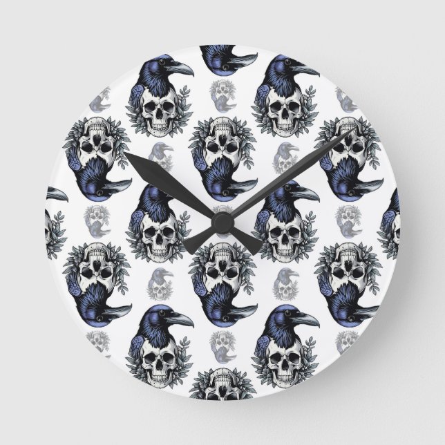 Schwarzer Vogel auf einem Skull-Goth-Muster Runde Wanduhr (Vorderseite)