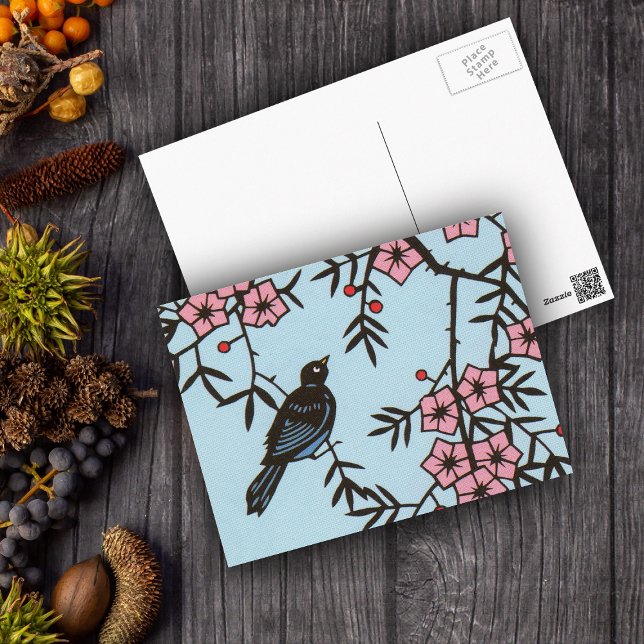 Schwarzer Vogelkrebs Blossom Tree Postkarte (Cute black bird in tree pink cherry blossoms on light blue postcard.)