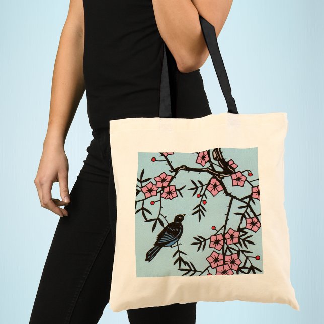 Schwarzer Vogelkrebs Blossom Tree Tragetasche (Black bird in cherry tree with pink blossom flowers on light blue tote bag.)