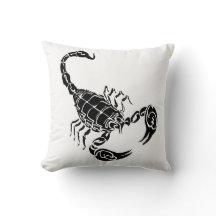 Schwarzer von Hand gezeichneter Skorpion und