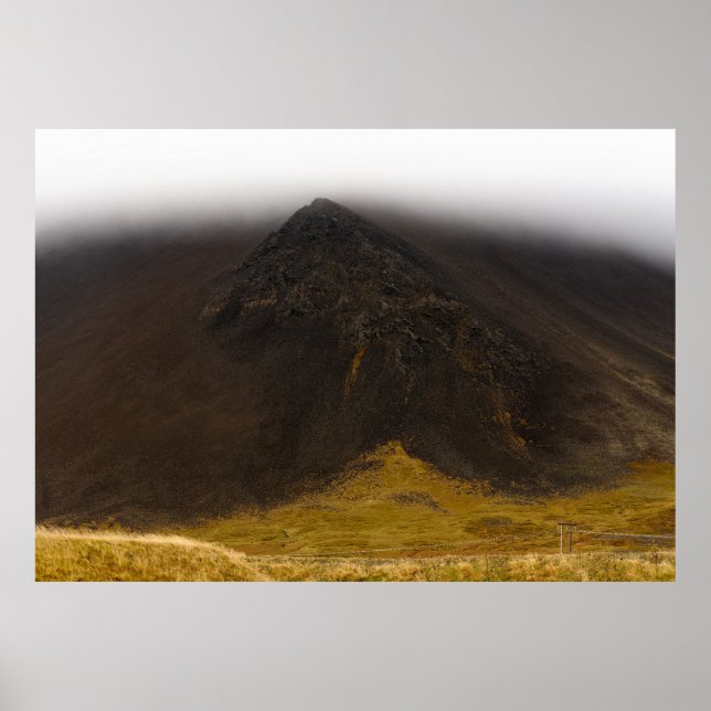 Schwarzer Vulkanberg und tiefes Wolkenposter Poster (Vorne)