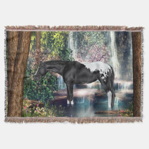 Schwarzes Appaloosa-Pferd Wasserfall Hintergrund Decke