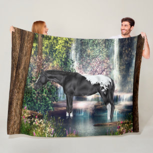 Schwarzes Appaloosa-Pferd Wasserfall Hintergrund Fleecedecke
