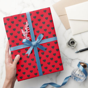 Schwarzes auf rote kleine Herz-gemustertem Geschenkpapier