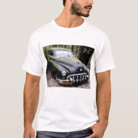 Schwarzes Buick-Auto mit Moos