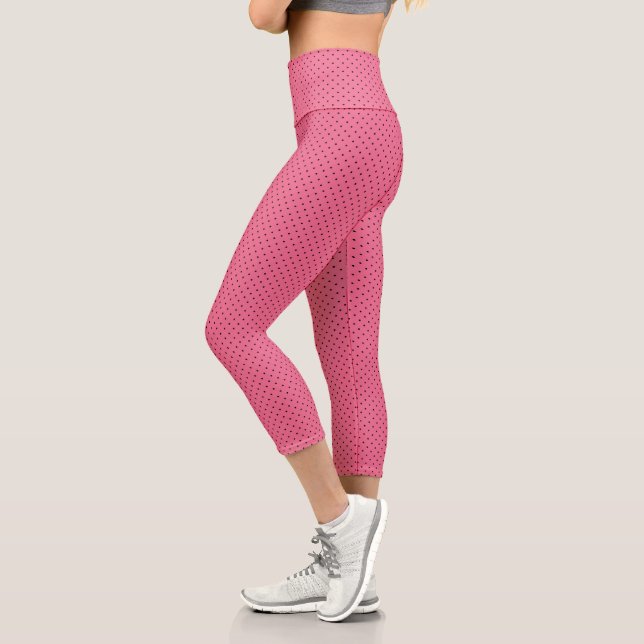 Schwarzes Button Punkte auf rosa Capri Leggings (Links)
