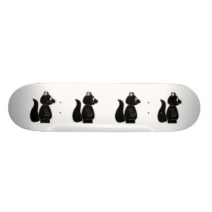 Schwarzes Eichhörnchen. Skateboard