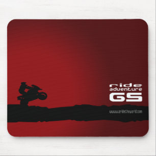 Schwarzes Fahrt-Abenteuer-GS auf Rot Mousepad