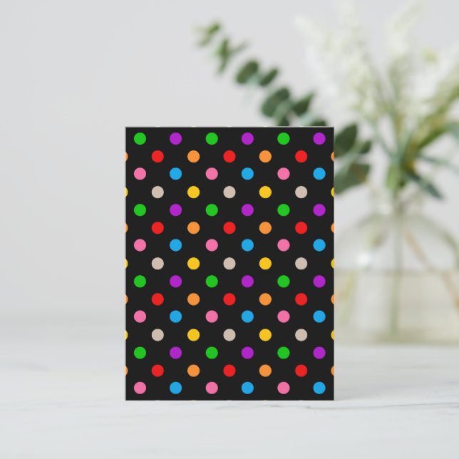 Schwarzes farbenfrohes Regenbogen-Punkte-Design  Postkarte (Stehend Vorderseite)