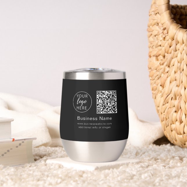 Schwarzes Firmenlogo und QR-Code (Wohnzimmer (gedreht))