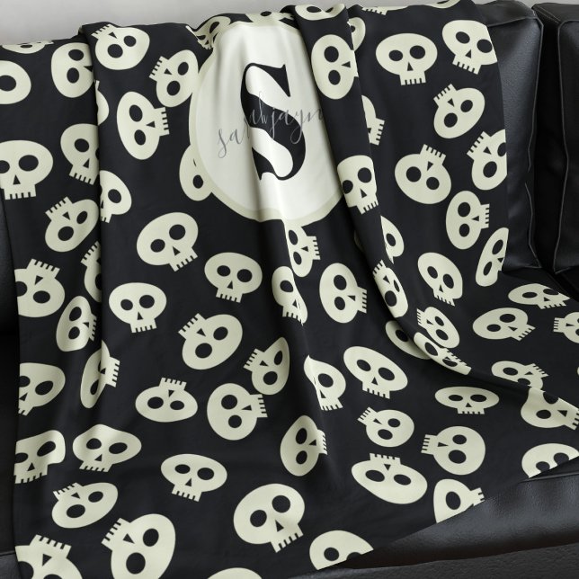 Schwarzes Fleece-Leder mit niedlichem Schädelmuste Fleecedecke (Add your initial and or name to this cute skull pattern blanket. Perfect for snuggles!)