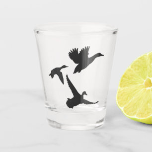 Schwarzes Fliegen duckt Silhouette Schnapsglas