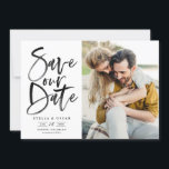Schwarzes Foto Save The Date<br><div class="desc">Foto für die Farbpinselkalligraphie in Schwarz Rette Unsere Datumskarte | Melden Sie sich mit dieser individuell anpassbaren Save the Date flachen Karte bei Familie und Freunden an. Es zeichnet sich durch eine moderne, schwarze Kalligraphie aus. Dieses stilvolle Foto Save the Date ist perfekt für jede Hochzeitszeit und jedes Thema. Weitere...</div>