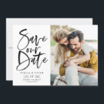 Schwarzes Foto Save The Date<br><div class="desc">Foto für die Farbpinselkalligraphie in Schwarz Rette Unsere Datumskarte | Melden Sie sich mit dieser individuell anpassbaren Save the Date flachen Karte bei Familie und Freunden an. Es zeichnet sich durch eine moderne, schwarze Kalligraphie aus. Dieses stilvolle Foto Save the Date ist perfekt für jede Hochzeitszeit und jedes Thema. Weitere...</div>