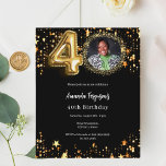 Schwarzes Foto - Stars zum 40. Geburtstag<br><div class="desc">Ein modernes,  stilvolles Foto für ein 40. Party. Ein klassischer schwarzer Hintergrund mit goldenen Imitaten. Personalisieren Sie Ihre Party-Daten und fügen Sie sie hinzu. 1 Blatt = 1 Einladung mit Druckkante bis Kante.</div>