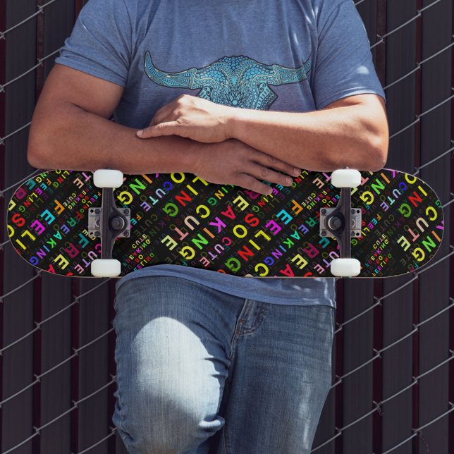 Schwarzes "Gefühl so kalt Niedlich" Textmuster Skateboard (Von Creator hochgeladen)