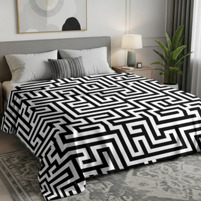 Schwarzes geometrisches Labyrinthmuster auf weißem Fleecedecke (Von Creator hochgeladen)