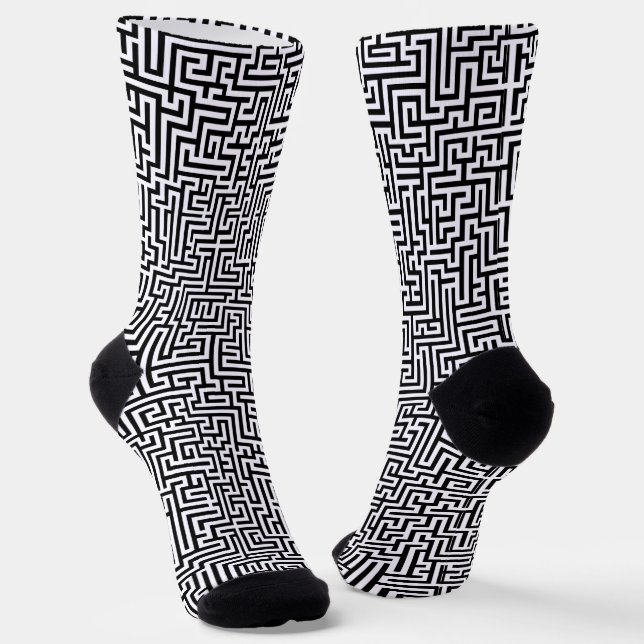 Schwarzes geometrisches Labyrinthmuster auf weißem Socken (Gewinkelt)