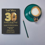 Schwarzes Gold mit Foto 30. Geburtstag Einladung<br><div class="desc">Passen Sie dieses Gold auf Schwarz mit Foto 30. Geburtstag Einladung mit dem Honoree's Bild und alle Informationen für eine große Feier. Erinnern Sie sich! Sie können dieses Design herunterladen!</div>
