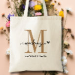 Schwarzes Gold Monogram, Initial Script Name Herz Tragetasche<br><div class="desc">Die Black Gold Monogram Original Script Name Heart Tote Bag ist ein elegantes Accessoire für Hochzeiten, Brautmädchen, Trauzeugin oder sogar die Braut. Diese stilvolle Tasche zeichnet sich durch ein atemberaubendes Schwarz-Gold-Farbschema aus, das jedem Outfit eine Touch an Eleganz verleiht. Der mit Monogramm Anfangs- und Name verleiht Ihren Lieben eine persönliche...</div>