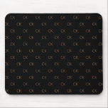 Schwarzes Gold Monogramm Initialen elegant minimal Mousepad<br><div class="desc">Personalisieren und fügen Sie Ihre Monogrammbuchstaben,  -initialen. Das Monogramm initialisiert als Muster auf dem Hintergrund. Eine klassische schicke schwarze Hintergrundfarbe. Goldene Buchstaben.</div>