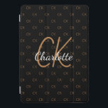 Schwarzes Gold Monogramm Initialen Namensskript el iPad Pro Cover<br><div class="desc">Personalisieren Sie Ihre Monogrammbuchstaben,  -initialen und -namen und fügen Sie diese hinzu. Das Monogramm initialisiert als Muster auf dem Hintergrund. Eine klassische schicke schwarze Hintergrundfarbe. Weiße und goldfarbene Buchstaben.</div>