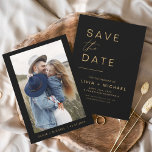 Schwarzes Gold Save the Date Elegantes Foto Minima<br><div class="desc">Hochzeit Eleganter Schwarz und Gold Speichern Sie die Datumskarten,  die ein Foto auf der Vorderseite haben. Die Save the Date-Karten enthalten eine moderne,  handgeschriebene,  kursive Schriftzeichen-Typografie,  die elegant,  einfach und modern nach einem einfachen Hochzeitstag-Fest zu verwenden sind.</div>