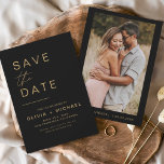 Schwarzes Gold Save the Date Elegantes Foto Minima<br><div class="desc">Hochzeit Eleganter Schwarz und Gold Speichern Sie die Datumskarten,  die ein Foto auf der Vorderseite haben. Die Save the Date-Karten enthalten eine moderne,  handgeschriebene,  kursive Schriftzeichen-Typografie,  die elegant,  einfach und modern nach einem einfachen Hochzeitstag-Fest zu verwenden sind.</div>