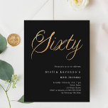Schwarzes Gold-Script-Budget 60. Geburtstagseinlad<br><div class="desc">Eine moderne,  stilvolle Einladung zu einer 60. Geburtstagsfeier für ihn und sie. Schwarzer Hintergrund und das Wort Sechzig geschrieben mit großen Imitaten goldenen Buchstaben. Personalisieren und fügen Sie einen Namen und Party-Details hinzu. 1 Blatt = 1 Einladung mit Druckkante bis Kante.</div>
