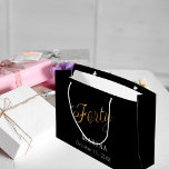 Schwarzes Goldnamensskript 40. Geburtstag Große Geschenktüte<br><div class="desc">Schwarzer Hintergrund. Vierzig ist mit einem Imitat Gold-Skript geschrieben. Personalisieren und fügen Sie einen Namen und ein Datum hinzu.</div>