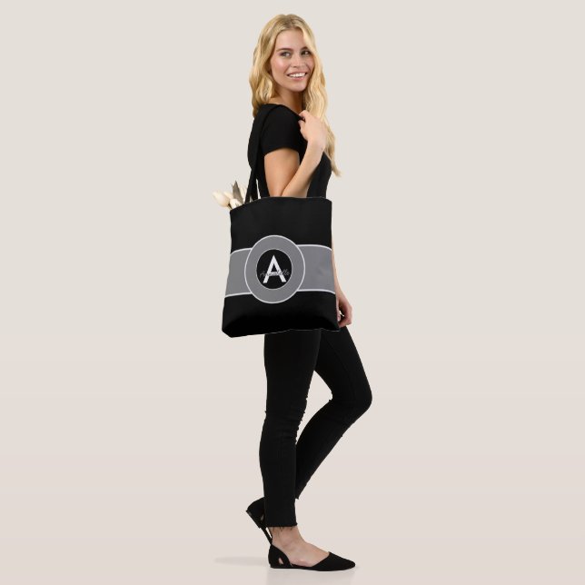Schwarzes graues Monogramm personalisiert (Am Model)