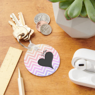 Schwarzes Herz am Ombre Zickzack Strip mit Namen Schlüsselanhänger