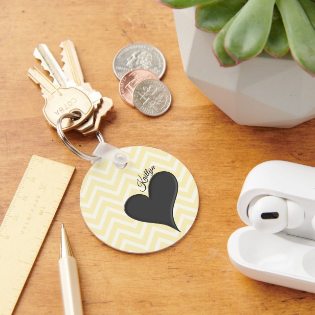 Schwarzes Herz auf gelbem Zickzack Streifen mit Na Schlüsselanhänger (Schreibtisch)