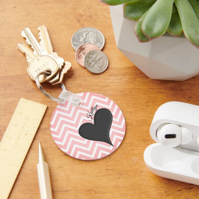Schwarzes Herz auf rosa Zickzack Streifen mit Name Schlüsselanhänger (Schreibtisch)