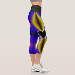 Schwarzes Herz mit Sternen auf lila gelben Regenbo Capri Leggings