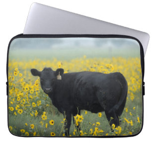 Schwarzes Kalb auf einem Feld mit Sonnenblumen Laptopschutzhülle