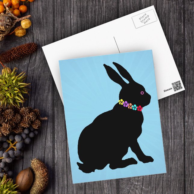 Schwarzes Kaninchen in der Silhouette Hübsche Blum Postkarte (Black silhouette sitting Easter or Spring Time rabbit wearing flowers on blue postcard.)