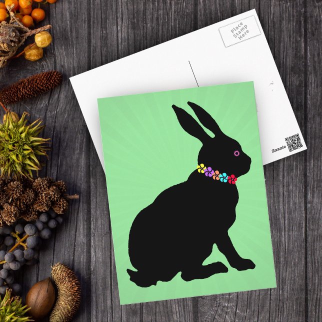 Schwarzes Kaninchen in der Silhouette Hübsche Blum Postkarte (Sitting black silhouette Easter or Spring time rabbit wearing flowers on green postcard.)