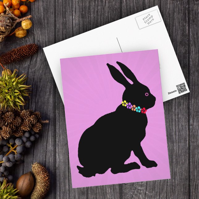 Schwarzes Kaninchen in der Silhouette Hübsche Blum Postkarte (Black Easter or Spring Time sitting rabbit silhouette form with flowers on pink postcard.)