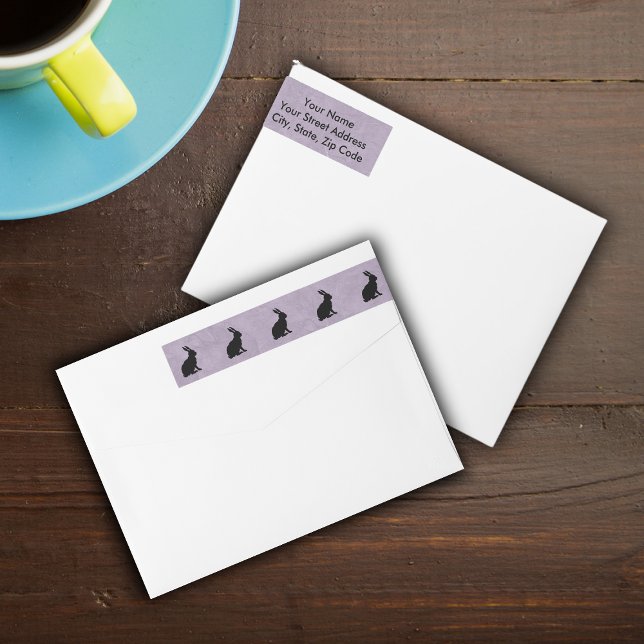 Schwarzes Kaninchen Silhouette Ostersonne (Row of black silhouette rabbits on marbled purple wrap around return address labels.)