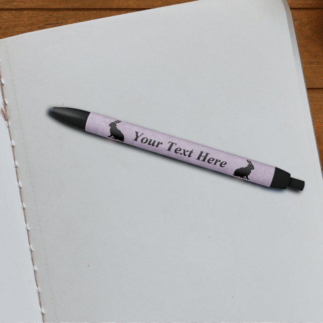 Schwarzes Kaninchen Silhouette Ostersonne Kugelschreiber (Two black silhouette Easter rabbits sitting on pretty purple writing pen.)