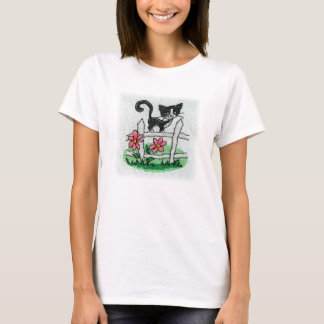 Schwarzes Kätzchen auf einer T-Shirt