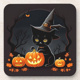Schwarzes Kätzchen in Hexenhut zwischen Halloween- Getränkeuntersetzer