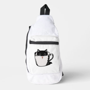 Schwarzes Kätzchen mit roter Nase, das sich in ein Crossbody Bag