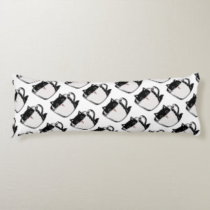 Schwarzes Kätzchen mit roter Nase, das sich in ein Seitenschläferkissen